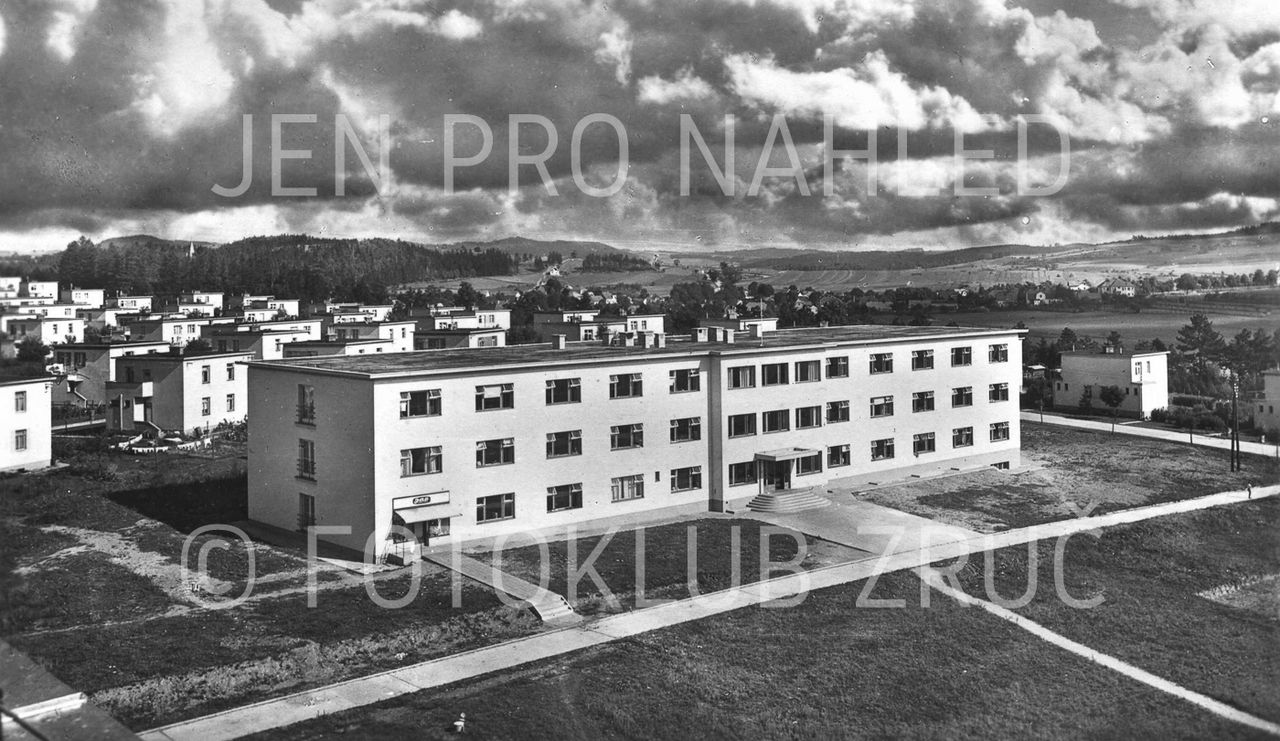 Pohled ze střechy hotelu na první internát s prodejnou na fotografii z doby kolem poloviny padesátých let 20. století (Photoclub Zruč nad Sázavou).