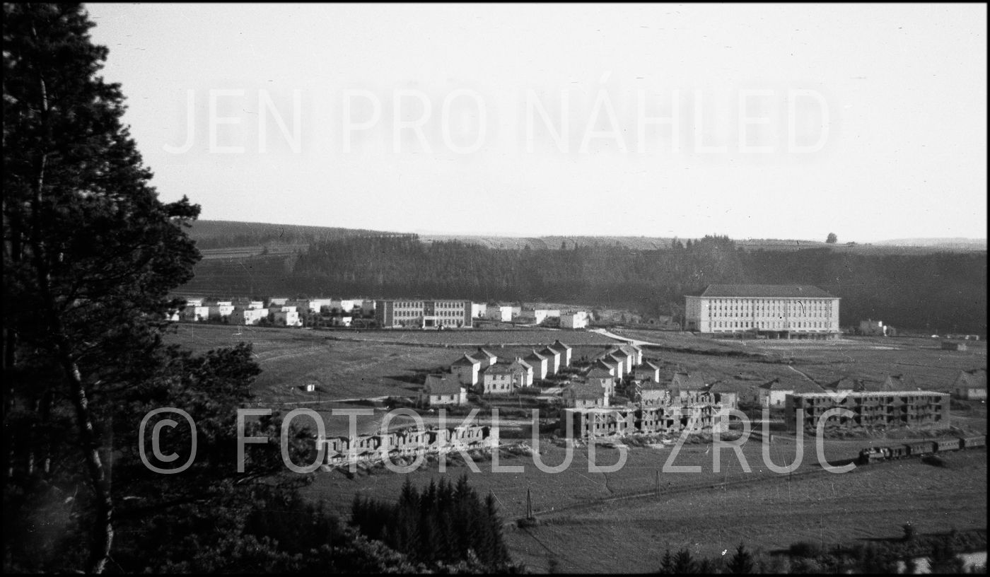 Výstavba bytových domů v roce 1948: v pozadí dvojdomky, škola a společenský dům (Photoclub Zruč nad Sázavou).