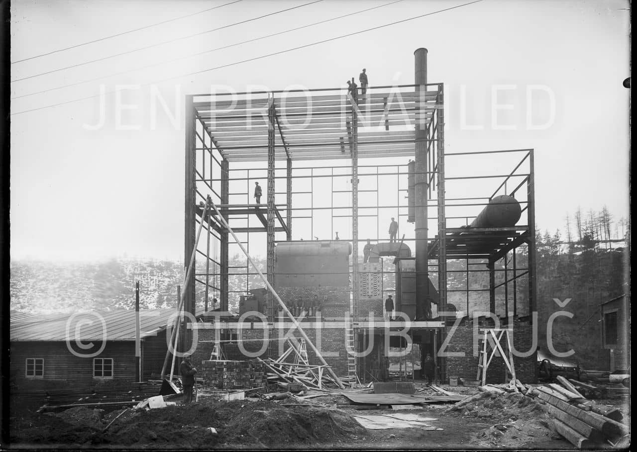 Zazdívání kotle v nové centrále tepla počátkem roku 1941 (Photoclub Zruč nad Sázavou).