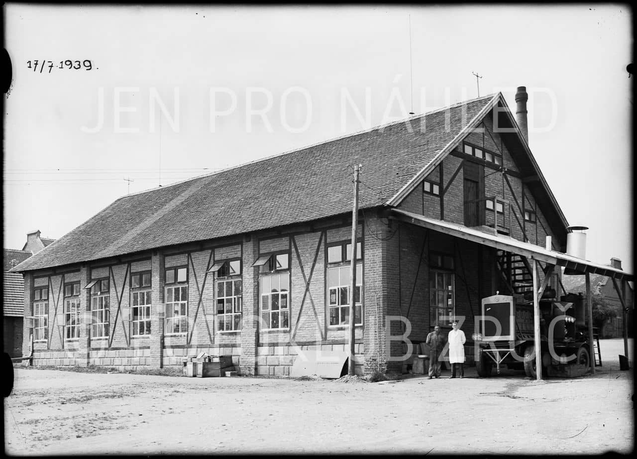 První zaměstnanci závodu Baťa, a. s., Zruč nad Sázavou, před špýcharem na fotografii ze 17. 7. 1939 (Photoclub Zruč nad Sázavou).